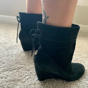BCBG ANKLE HIGH WEDGE
